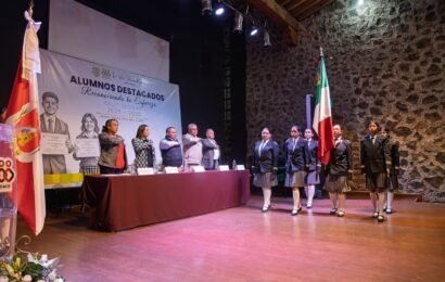 Alumnos Destacados reciben reconocimiento por excelencia académica en Apizaco