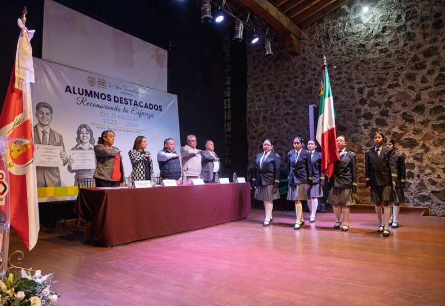 Alumnos Destacados reciben reconocimiento por excelencia académica en Apizaco