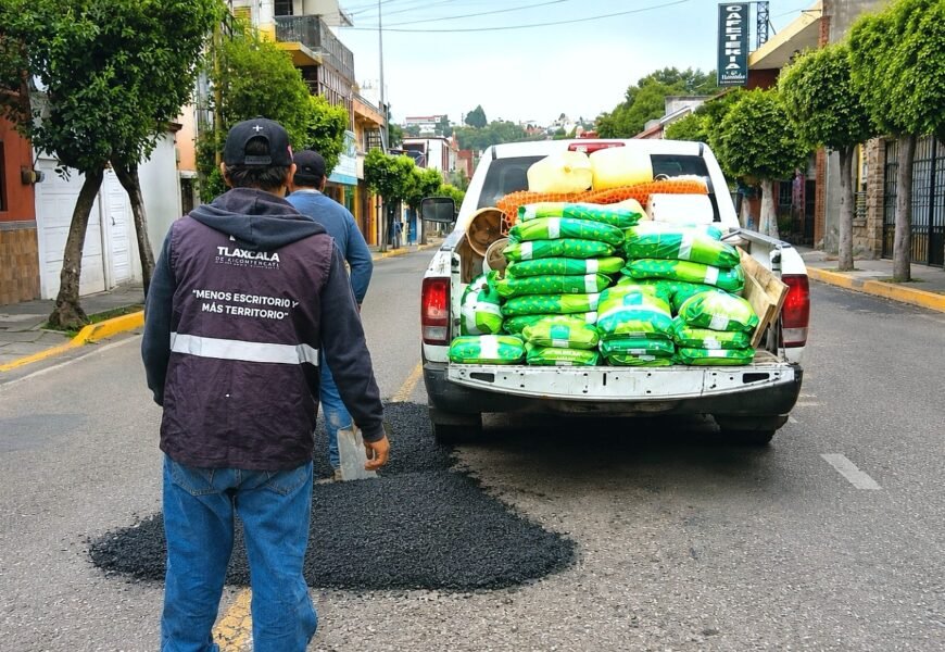 Acciones de bacheo en Tizatlán mejoran vialidades