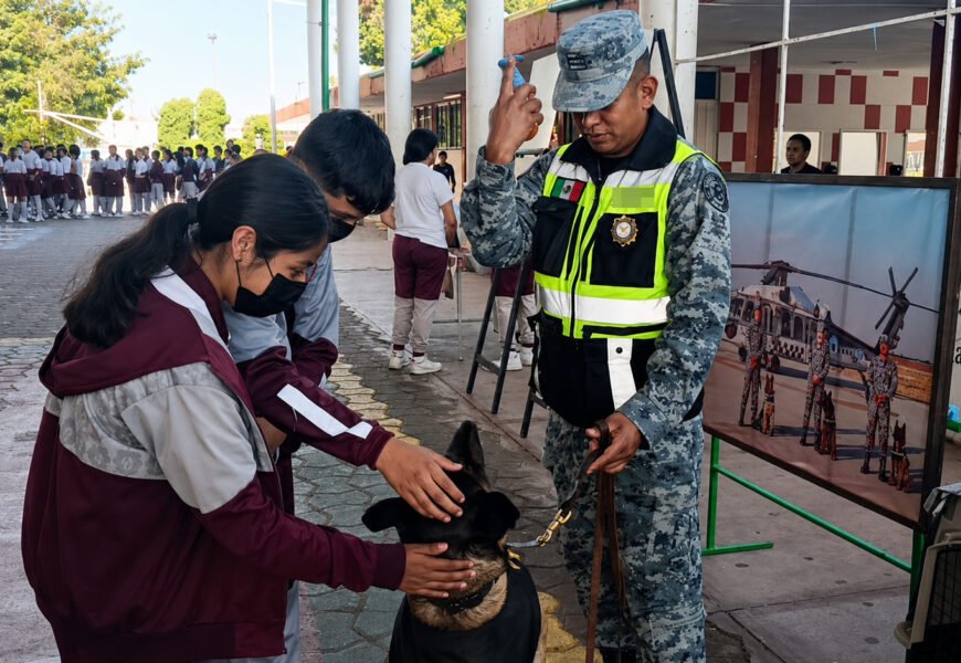 Guardia Nacional realiza exhibición de binomios caninos en Técnica No. 1 de Tlaxcala