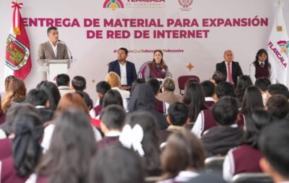 El alcalde de Tlaxcala entrega material de internet en la Secundaria Técnica 23 de Ixtulco