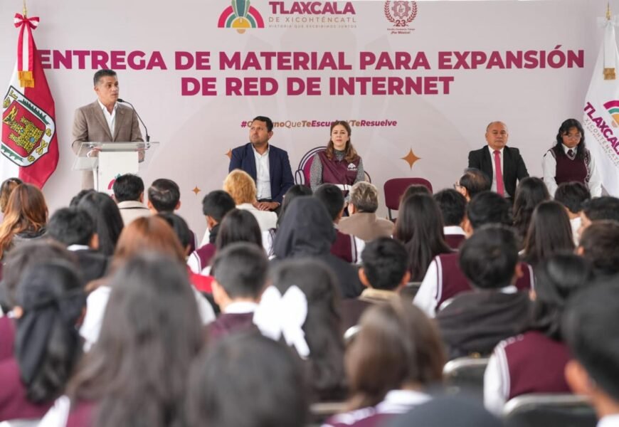 El alcalde de Tlaxcala entrega material de internet en la Secundaria Técnica 23 de Ixtulco