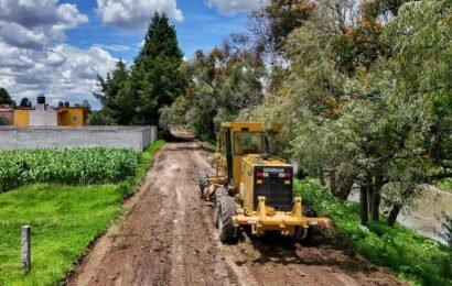 Mejora vialidad en San Esteban Tizatlán con trabajos de nivelación