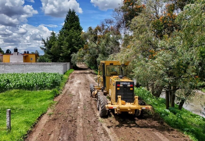 Mejora vialidad en San Esteban Tizatlán con trabajos de nivelación Mejora vialidad en San Esteban Tizatlán con trabajos de nivelación