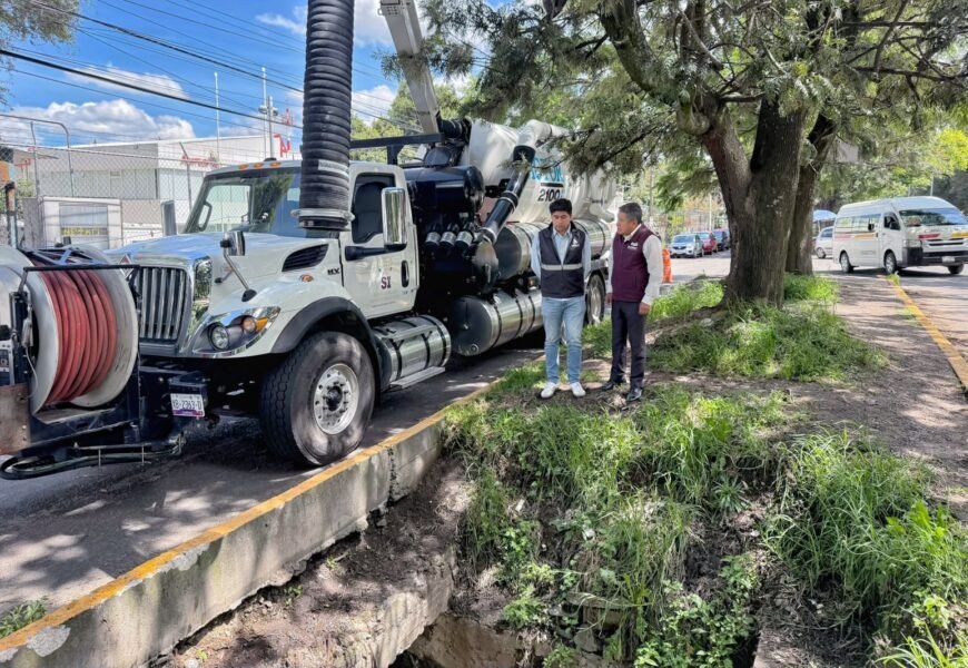 Limpieza de canal pluvial fortalece la prevención de inundaciones en la carretera Tlaxcala-Puebla