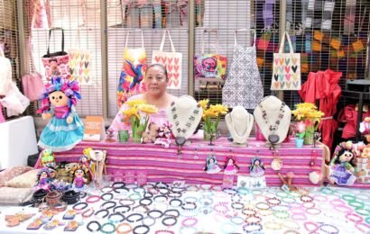 Mercado de Artesanos fortalece el talento de Olga, creadora de joyería con piedras naturales