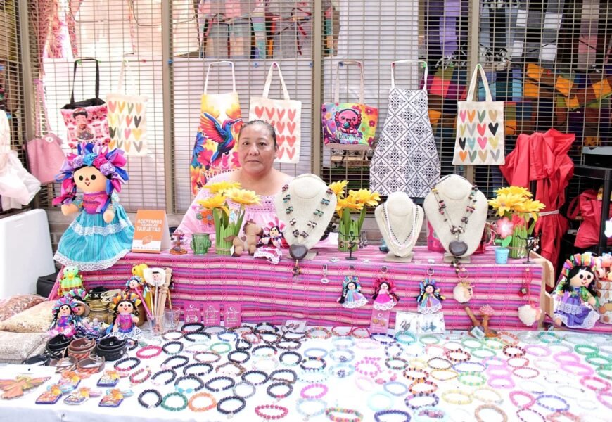 Mercado de Artesanos fortalece el talento de Olga, creadora de joyería con piedras naturales