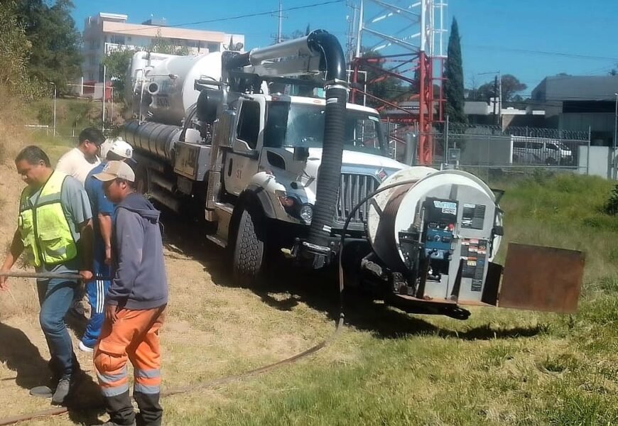 Camión Váctor realizó trabajos de desazolve en el Cobat Plantel 01