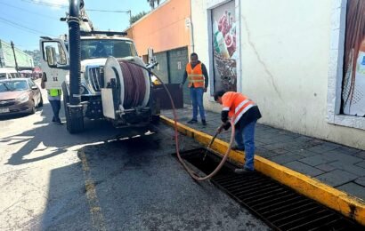 Limpieza de drenajes en Tlaxcala continúa en calles del Centro Histórico