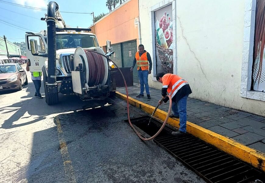 Limpieza de drenajes en Tlaxcala continúa en calles del Centro Histórico