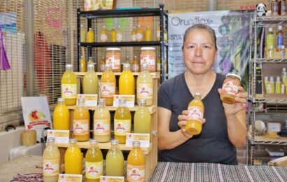 Guarda Frutz acerca productos artesanales elaborados con frutas frescas a visitantes