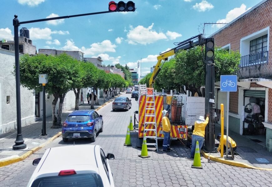 Modernizan semáforos en avenida Juárez en la capital de Tlaxcala