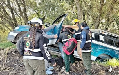 Policías municipales de Tlaxcala auxiliaron a personas atrapadas en camioneta