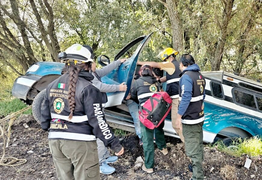 Policías municipales de Tlaxcala auxiliaron a personas atrapadas en camioneta