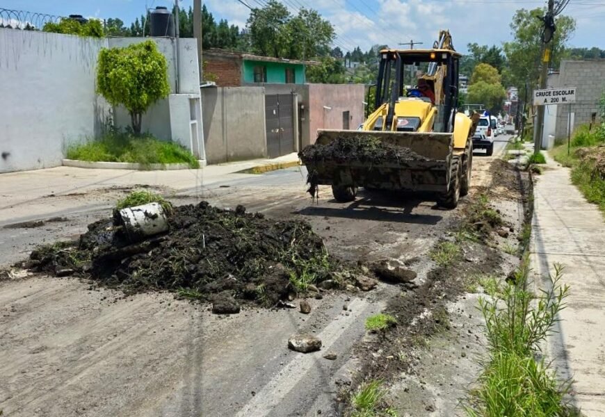 Ayuntamiento de Tlaxcala realiza Desazolve en avenida Politécnico Nacional