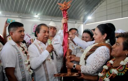 Ana Lilia Rivera recibe bastón de mando de pueblos originarios durante una ceremonia en San Juan Totolac