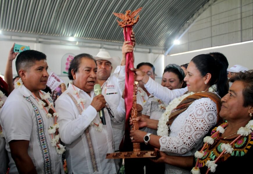 Ana Lilia Rivera recibe bastón de mando de pueblos originarios durante una ceremonia en San Juan Totolac
