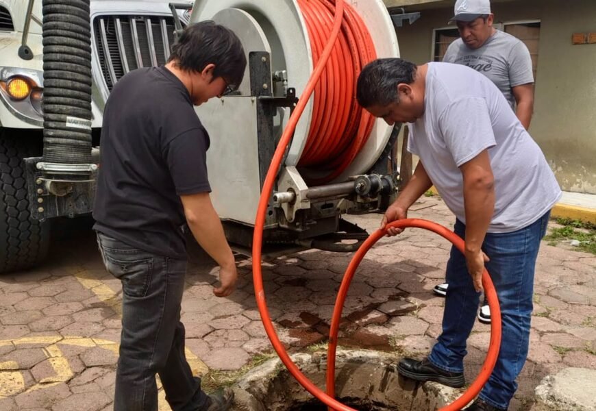 Camión vactor realiza desazolves en Loma Bonita