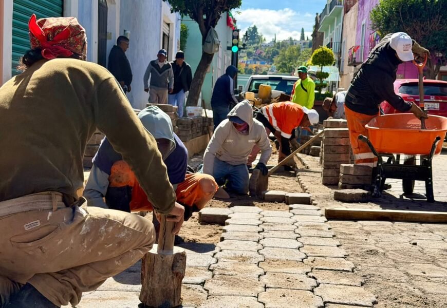 Nivelan adoquines en avenida Muñoz Camargo de Tlaxcala
