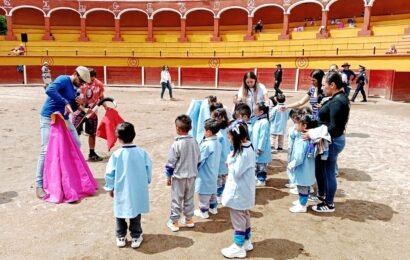 Niñas y niños recorren el Centro Histórico de Tlaxcala en el marco de los 501 años de su fundación