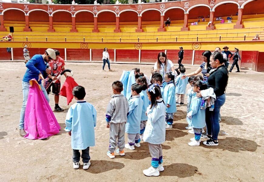 Niñas y niños recorren el Centro Histórico de Tlaxcala en el marco de los 501 años de su fundación