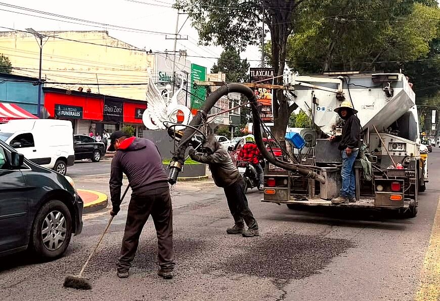 Bacheo en vialidades de la capital continúa para mejorar las condiciones de circulación