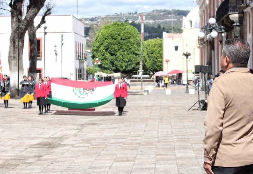 Alcalde de Tlaxcala participa en Ceremonia de Incineración del lábaro patrio