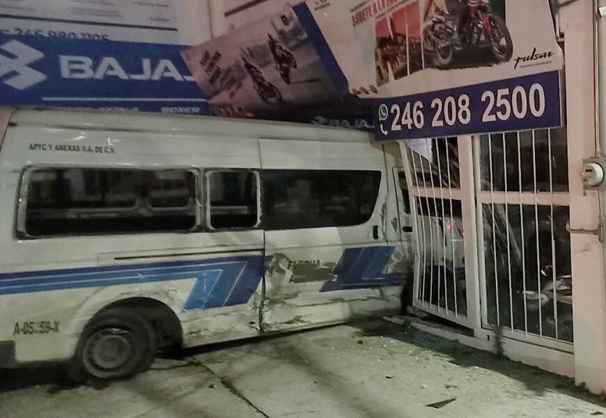 Policía capitalina atiende choque en Avenida Independencia, la mañana de este lunes