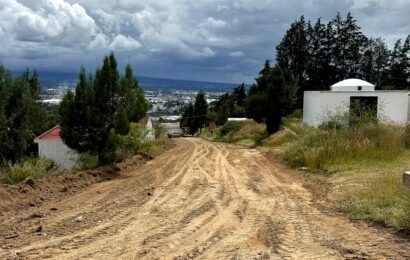 Caminos en Tizatlán reciben trabajos para mejorar la movilidad rumbo al Día de Muertos