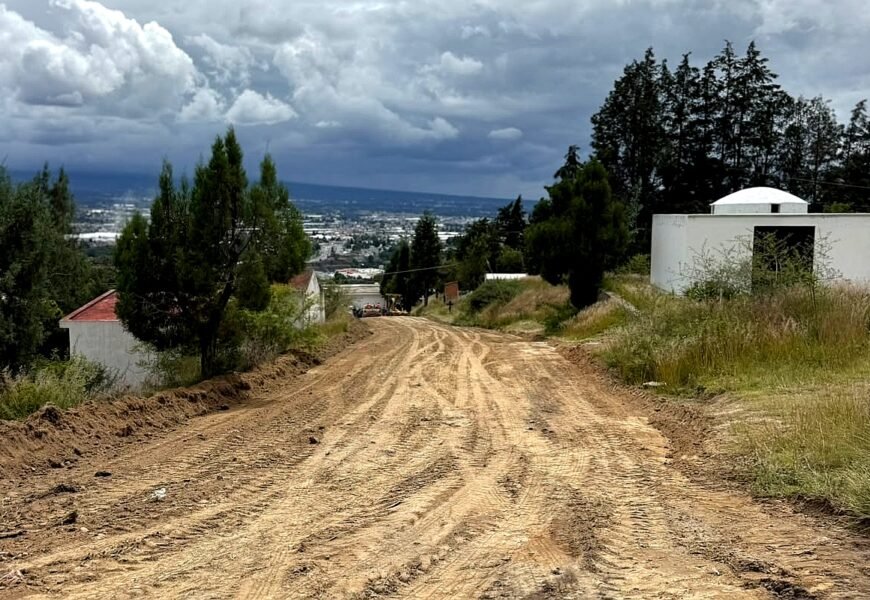 Caminos en Tizatlán reciben trabajos para mejorar la movilidad rumbo al Día de Muertos