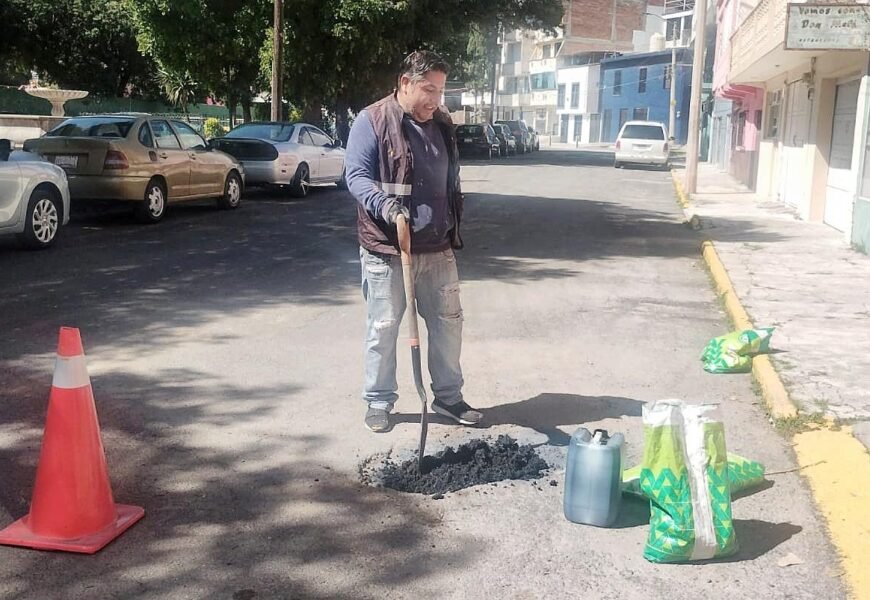 Ayuntamiento de Tlaxcala realiza bacheo en la capital
