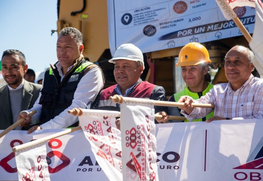 Entrega Javier Rivera pavimentación en Guadalupe Texcalac