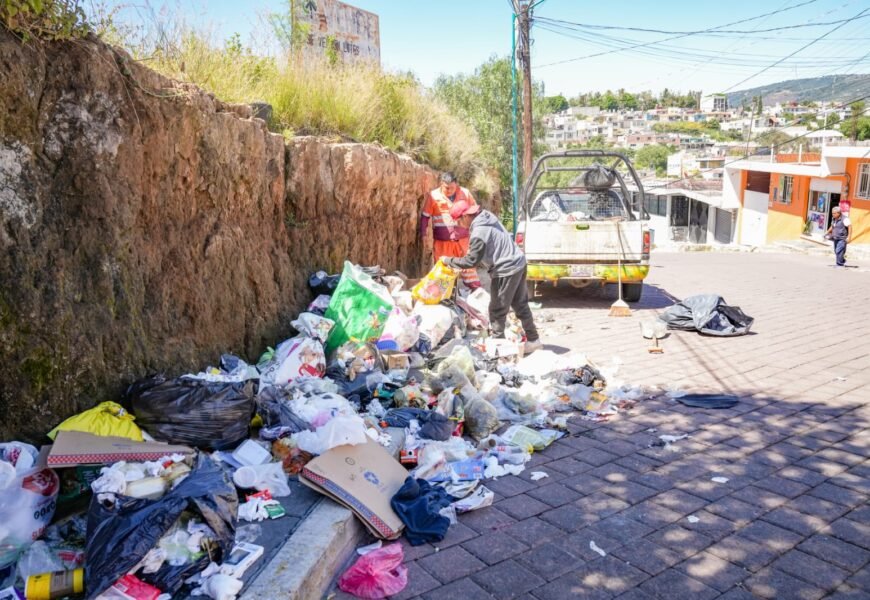 Brigadas del Ayuntamiento  retiran basura en calles de Tlaxcala