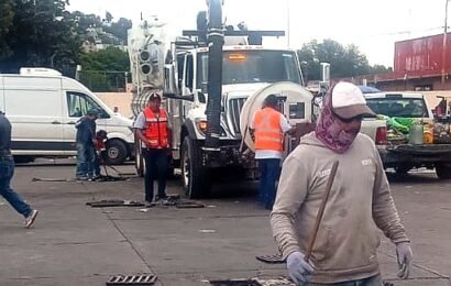 Ayuntamiento realiza desazolve en el mercado Emilio Sánchez Piedras