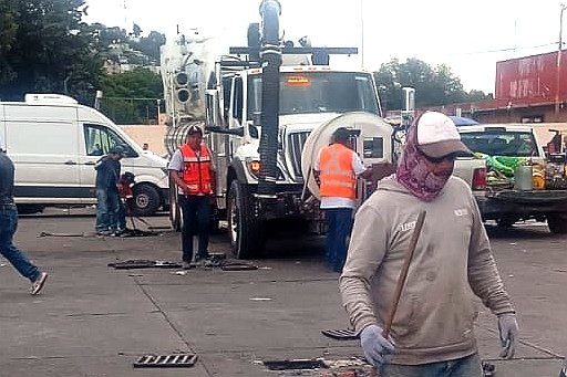 Ayuntamiento realiza desazolve en el mercado Emilio Sánchez Piedras