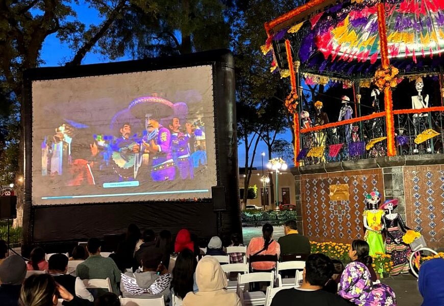 Cine al aire libre en Tlaxcala reúne a familias