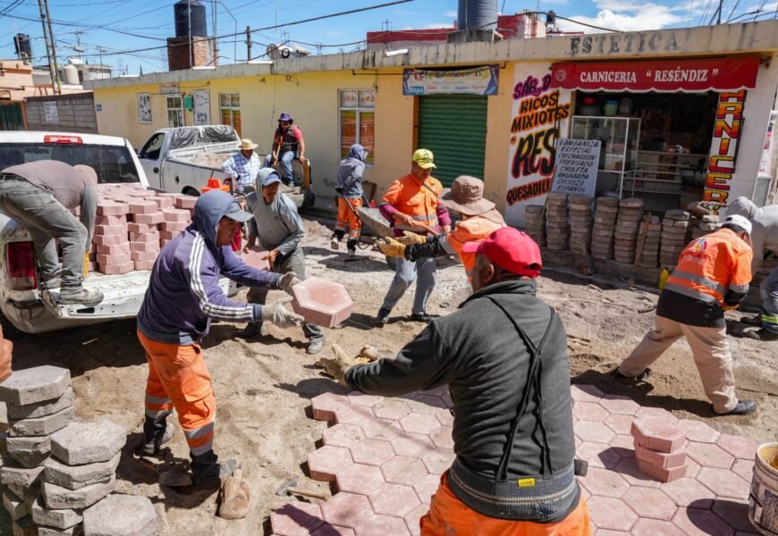 Ayuntamiento de Tlaxcala inició rehabilitación vial en la calle Los Álamos, en Ocotlán Ayuntamiento de Tlaxcala inició rehabilitación vial en la calle Los Álamos, en Ocotlán