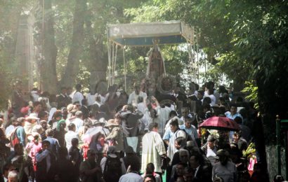 Cientos de feligreses participan en la tradicional “bajada” de la Virgen de Ocotlán