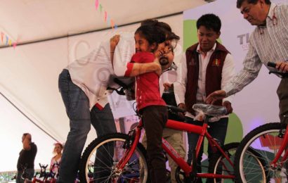 Regaló Sandra Chávez bicicletas en Caravana del Día del Niño