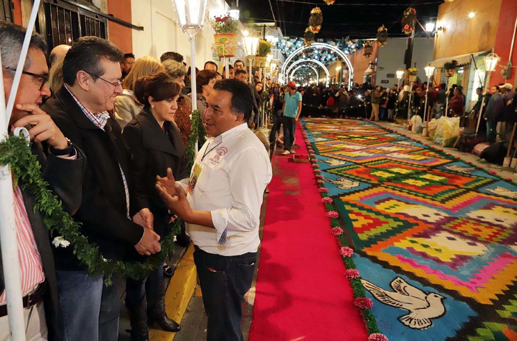 Marco Mena y embajadores apreciaron las alfombras de la “Noche que nadie duerme” en Huamantla