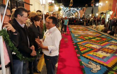 Marco Mena y embajadores apreciaron las alfombras de la “Noche que nadie duerme” en Huamantla
