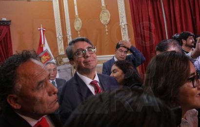 Nuevamente anuncia Marco Mena cambios en su gabinete