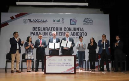 Marco Mena y Joel Salas, comisionado del INAI, firman Declaratoria Conjunta de Gobierno Abierto
