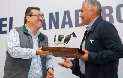 Marco Mena entrega Premio al Mérito Ganadero 2019