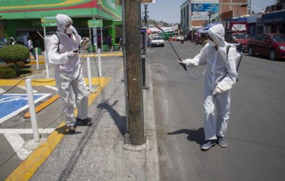 Sanitizan espacios públicos en la capital tlaxcalteca