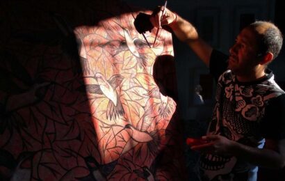 Artista busca preservar y promover el uso de la grana cochinilla