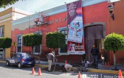 Trabajadores realizan labores de mantenimiento en el Museo Miguel N. Lira