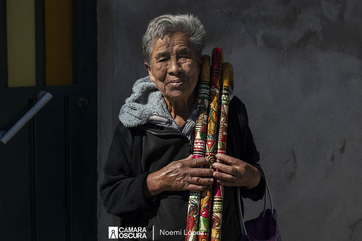 Caminar para vender artesanías, así es la vida de doña Cristina durante la pandemia