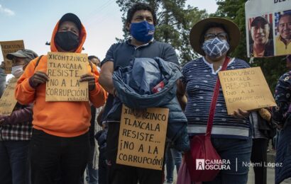 Pobladores de Tlaxcala, entregan peticiones a AMLO en su visita a la entidad