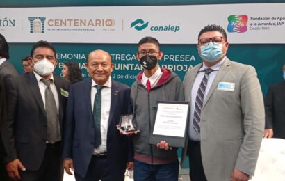 Recibe alumno de CONALEP, plantel Amaxac, presea Bernardo Quintana Arrioja 2021